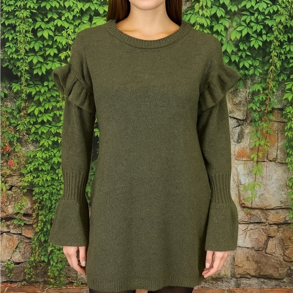 ROMEO & JULIET COUTURE Olive Ruffle Bell Sleeve Tunic Sweater, M